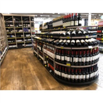 Mazumtirdzniecības alkoholisko dzērienu veikalu plaukti